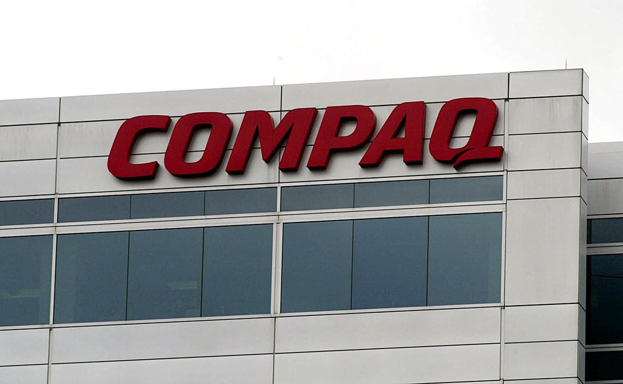 <b>Compaq. </b>Después de su fundación en 1982 la compañía experimentó un tremendo crecimiento y, para 1994, controlaba más del 10% del mercado mundial de computadoras. En su apogeo llegó a valer más de 40 mil millones de dólares, sin embargo, competidores como Dell tomaron gran parte de su la participación en el mercado vendiendo directamente a los clientes, mientras que Compaq tenía acuerdos de distribución con minoristas como Best Buy y Circuit City. En 2002 HP adquirió esta empresa por 24 mil millones de dólares y retiró el nombre de Compaq en 2013.