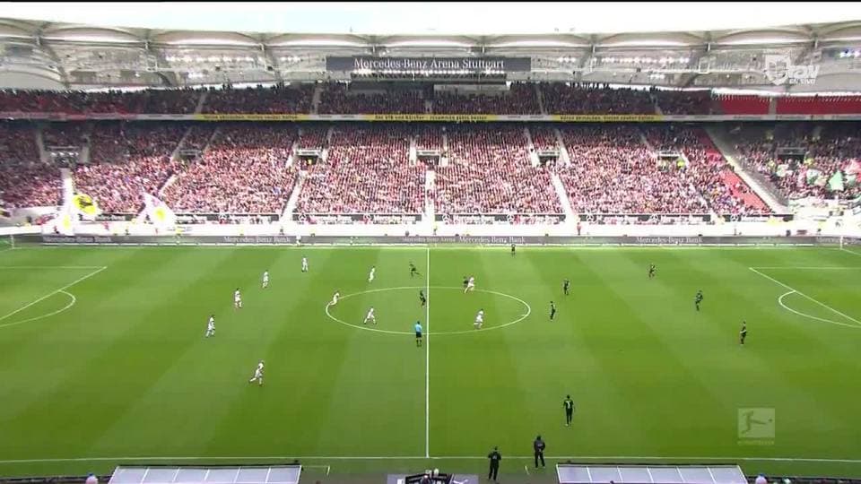 Arranca el partido y la pelota está en juego.