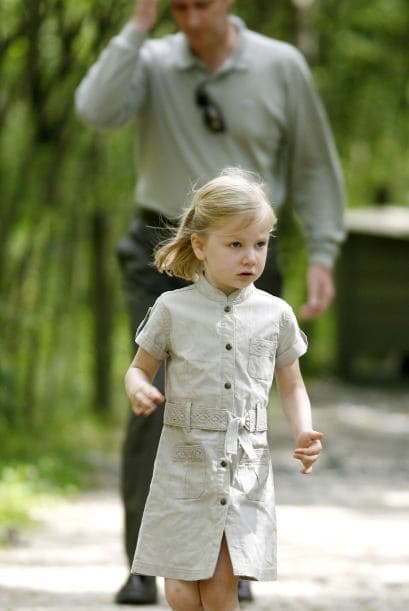 Elisabeth de Bélgica es la heredera al trono de su padre, Felipe, el rey de los Belgas. Tiene 12 años y es la mayor de cuatro hermanos.Además de su formación real, asiste al colegio y toma clases de danza. Sus padres han procurado que su vida pública sea limitada, sin embargo toma su papel ocasionalmente y siempre deja una buena impresión.Comparte mucho tiempo con sus padres y hermanos en actividades muy familiares.