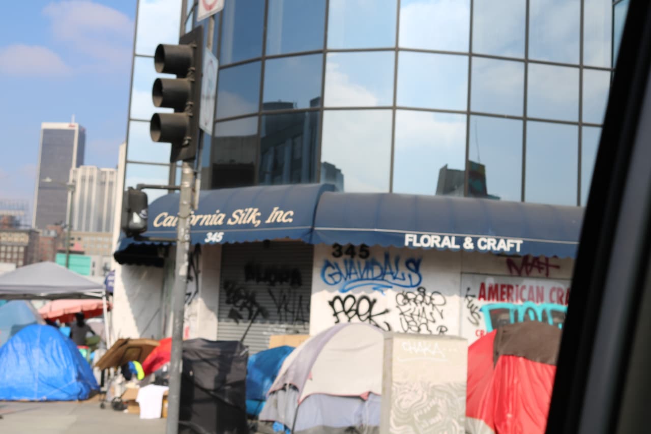 Las carpas portátiles son incontables en las calles Skid Row, la zona céntrica de la ciudad de Los Ángeles.