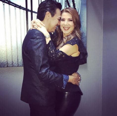 "A tu lado sonreír es inevitable...Te amo", escribió la intérprete mexicana con esta fotografía.