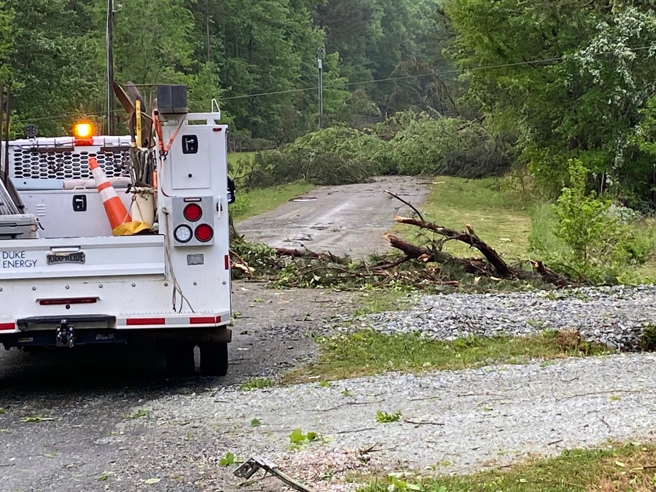 Unos 30 empleados estaban dentro del centro de distribución cuando golpeó la tormenta y arrancó grandes trozos de una pared exterior, pero nadie resultó herido.