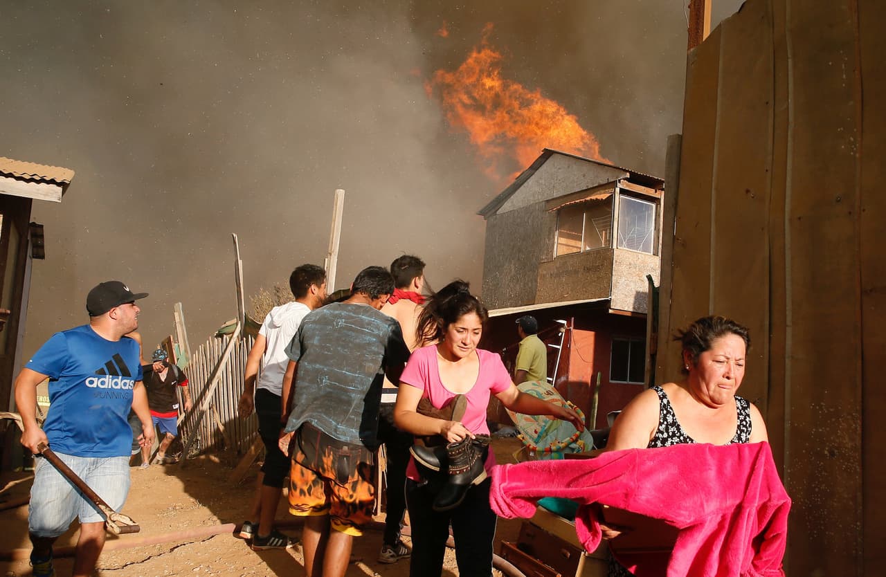 Las llamas alcanzaron 16 viviendas precarias de Viña del Mar, indicó un último comunicado de Onemi.