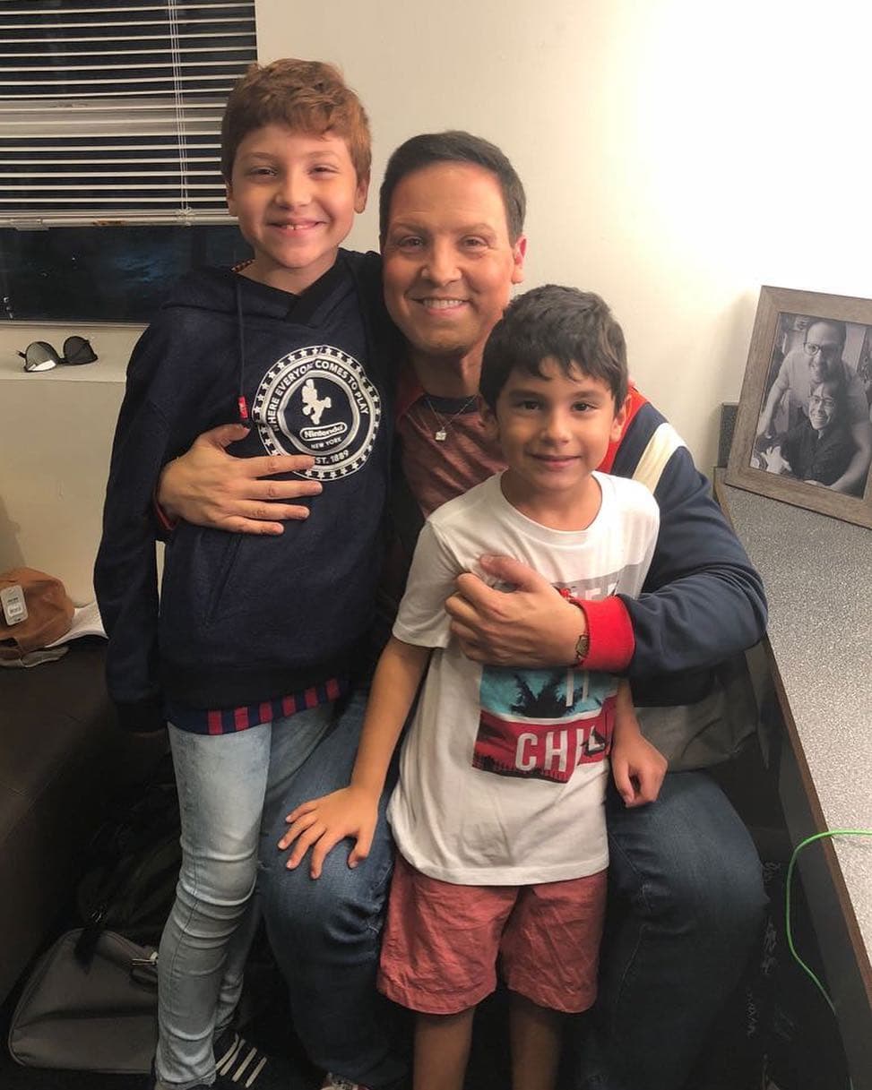 Raúl es muy apegado a sus sobrinos, quienes est´án listos para jugar con el pequeño Tito.