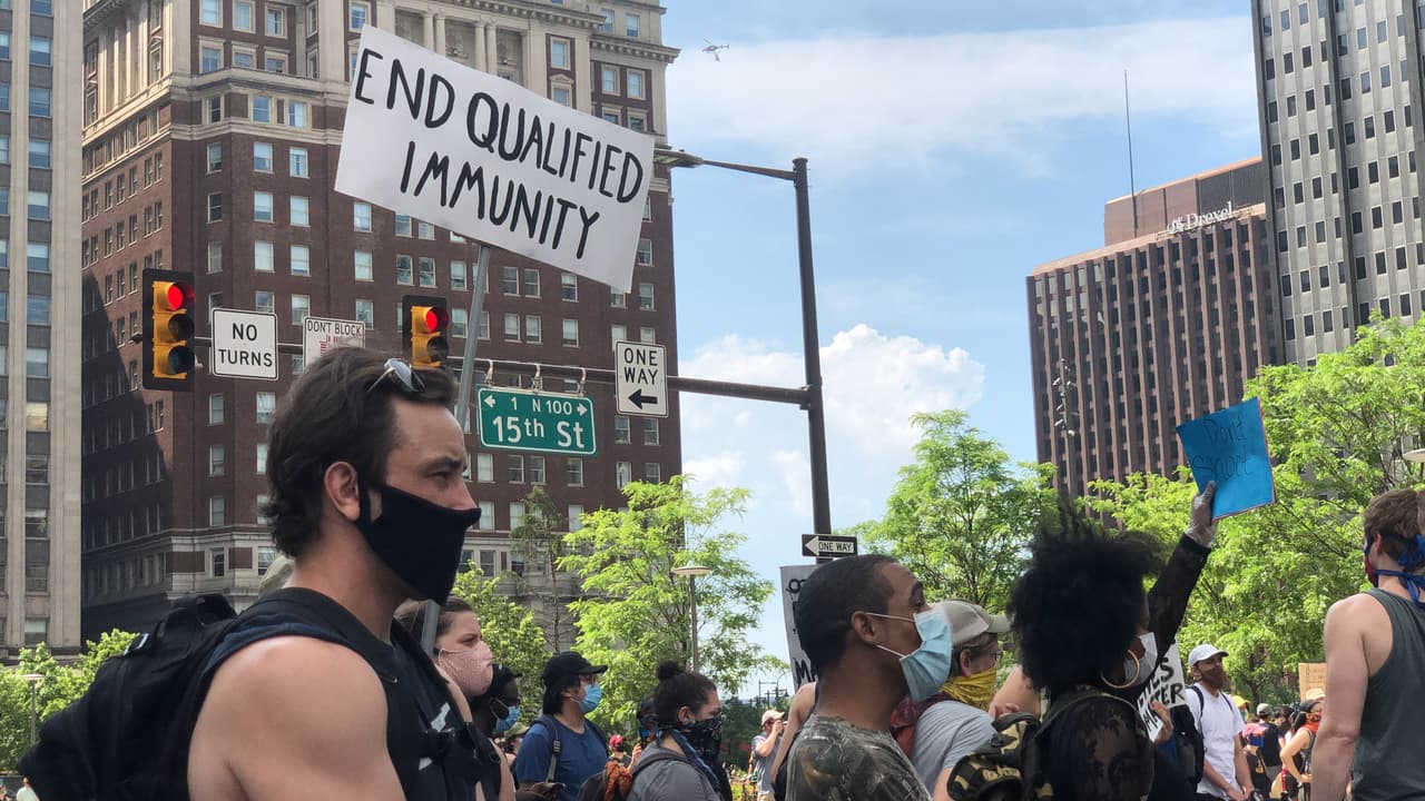 Las protestas provocadas por el asesinato de George Floyd han puesto de relieve la doctrina legal de la inmunidad calificada. Si bien la inmunidad calificada no está en discusión en el enjuiciamiento del exoficial de policía de Minneapolis Derek Chauvin y los otros tres exoficiales que enfrentan cargos penales derivados de la muerte de Floyd, es uno de los muchos factores estructurales que dificultan que los policías sean responsables de las acusaciones .