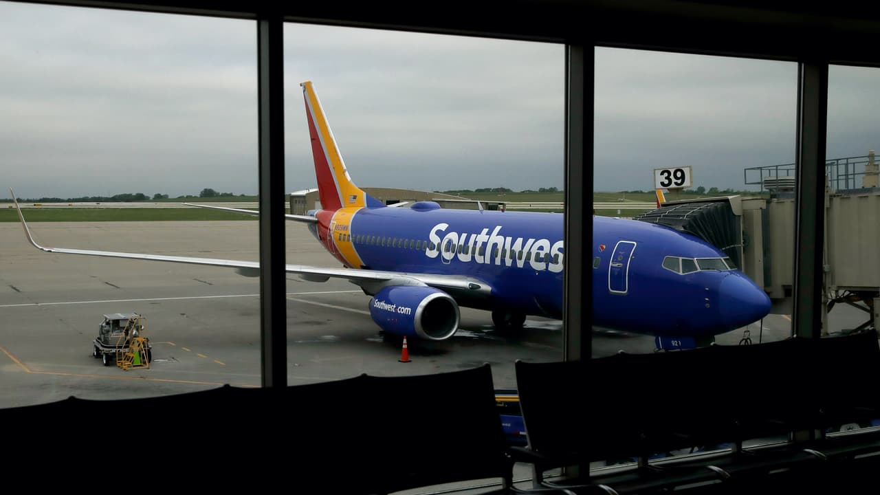 Madre blanca de una niña negra demanda a Southwest Airlines tras una "situación de angustia emocional extrema"