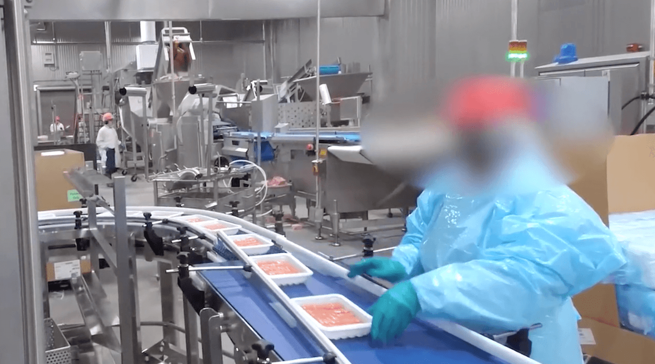 “Trabajamos muy cerca”: Reportan brotes de coronavirus en plantas de alimentos y crece el temor a contagiarse entre los empleados 