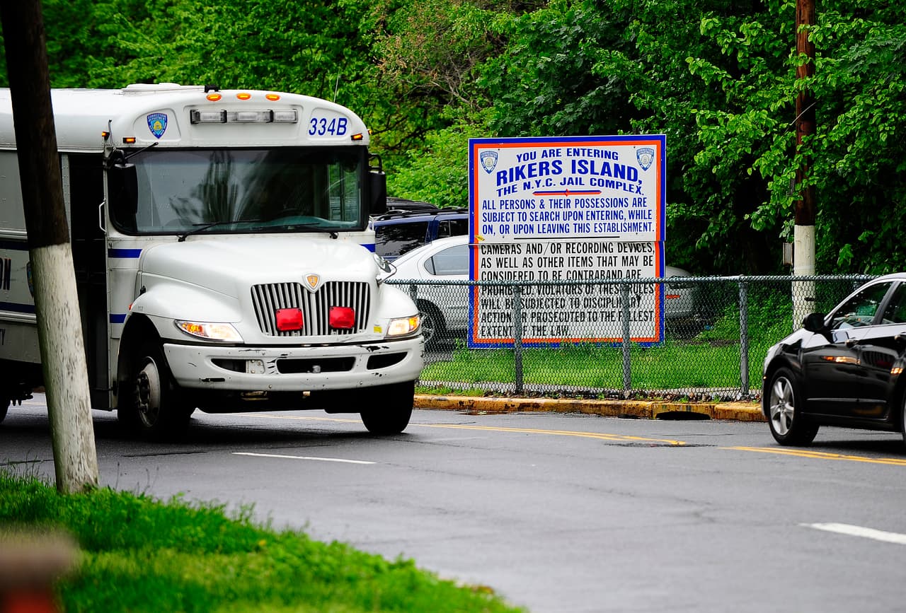 Guardia de Rikers Island enfrenta cargos por intentar violar a niña de 13 años