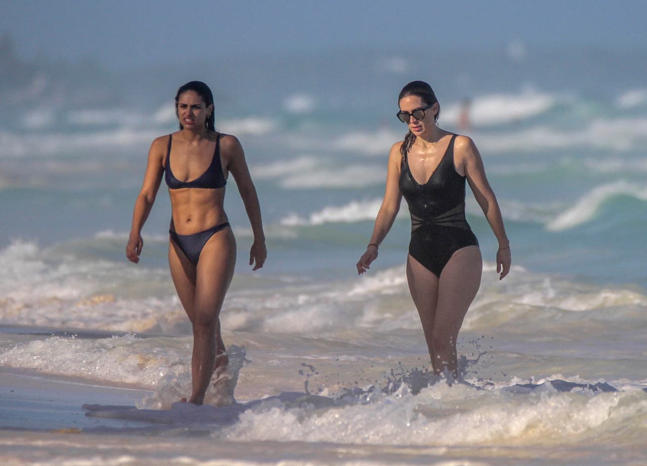 La protagonista de 
<b><a href="https://www.univision.com/shows/sinopsis-de-sortilegio" target="_blank">Sortilegio</a></b> fue captada junto con la también actriz 
<b><a href="https://www.univision.com/famosos/renata-notni-se-llego-a-confundir-sentimentalmente-con-uno-de-sus-galanes-fotos" target="_blank">Renata Notni</a></b> (izquierda), con quien se encontró por aquellos días en Tulum. 
<br>