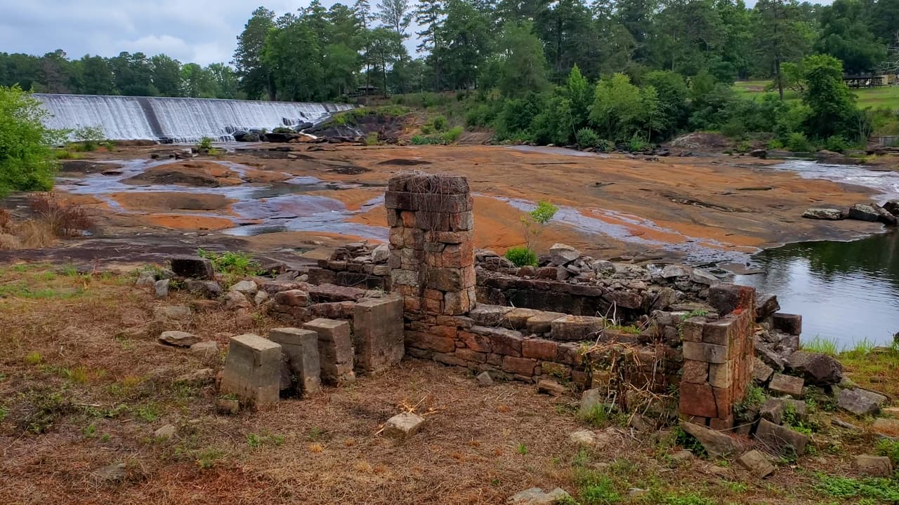 También verás lo que queda de un molino cerca de la represa.