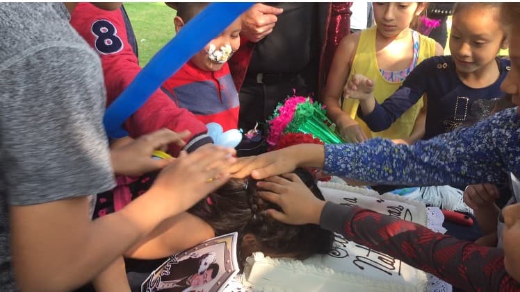 Los cumpleañeros le dieron el mordisco tradicional.