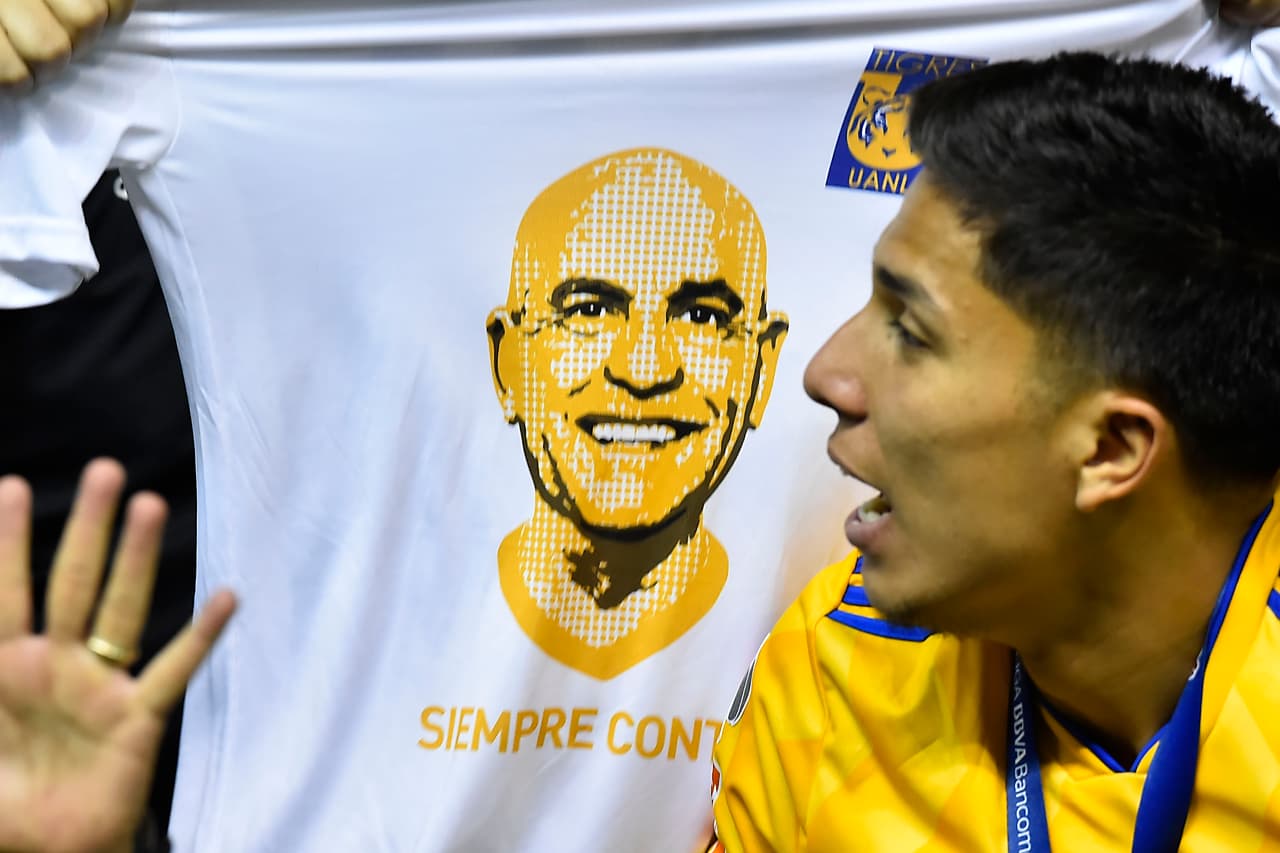 ¡Tigres se proclama Campeón del fútbol mexicano! Los felinos regiomontanos cosecharon su séptimo título de la Liga MX y se cuelan, aunque muchos se sigan negando a aceptarlo, entre los grandes del balompié azteca. Luego de superar en una Final de un solo gol a los Esmeraldas del León, así se dieron los festejos de los Tigres en patio ajeno, imágenes para el recuerdo y que hay que darse un tiempo para echarles un ojo, sobre todo la fiel afición de los felinos regios.