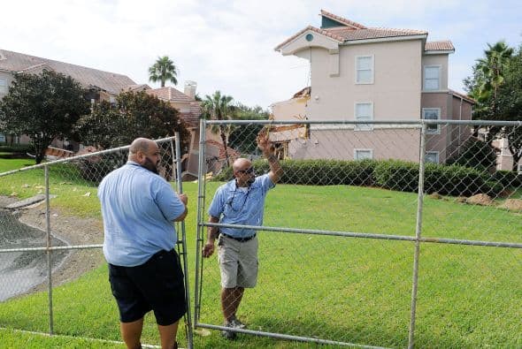 Los socavones suceden debido a que las rocas sobre las que se asienta el terreno se erosionan fácilmente con el agua subterránea y se crean sumideros que, en ocasiones, causan el derrumbe de las construcciones.