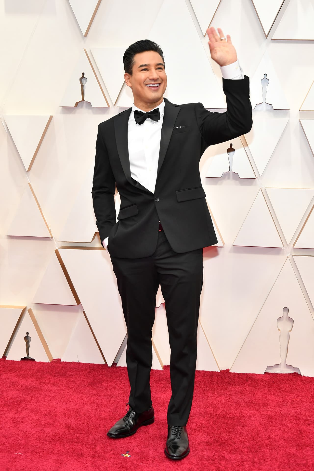 El actor Mario Lopez llegó vistiendo un traje negro con camisa blanca y corbata de moño.