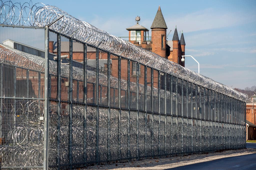 La cárcel, que 
<b>inició operaciones en 1889 como reformatorio juvenil</b>, 
<b>opera actualmente como centro penitenciario de máxima seguridad </b>bajo la administración del Departamento de Correcciones de Pensilvania. La prisión se encuentra en
<b> Huntingdon, un pueblo a unas 180 millas de Filadelfia en Pensilvania. </b>