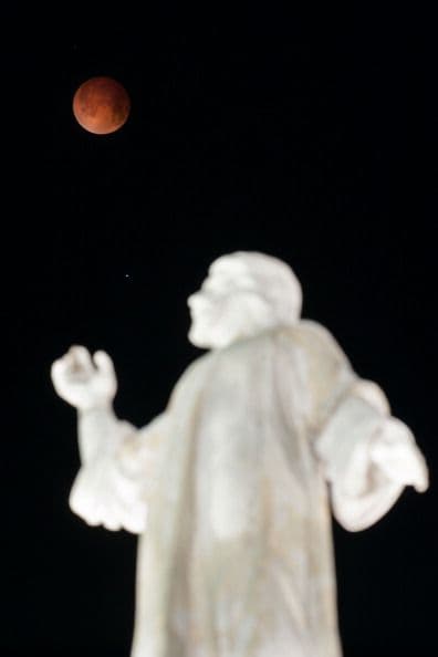 El Salvador estuvo coronado por la luna roja.