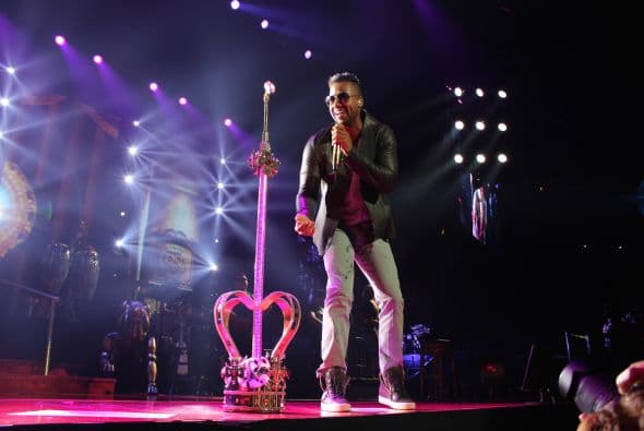 El Rey de la Bachata tuvo casa llena en el Toyota Center este miércoles, ve aquí las mejores imágenes de la noche.