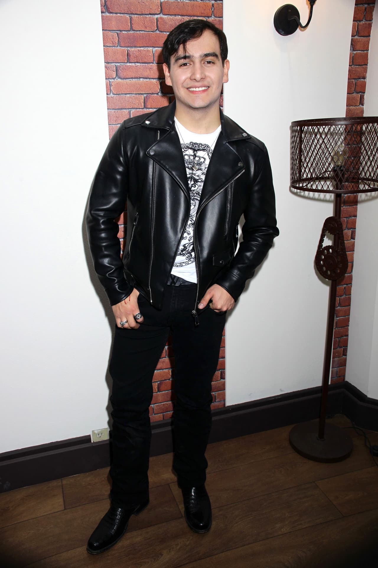 Luego de haber trascendido la información, el hijo de la actriz y cantante 
<b>desmintió la publicación en su cuenta de Instagram</b> con una fotografía donde aparece con su primogénito.
<br>