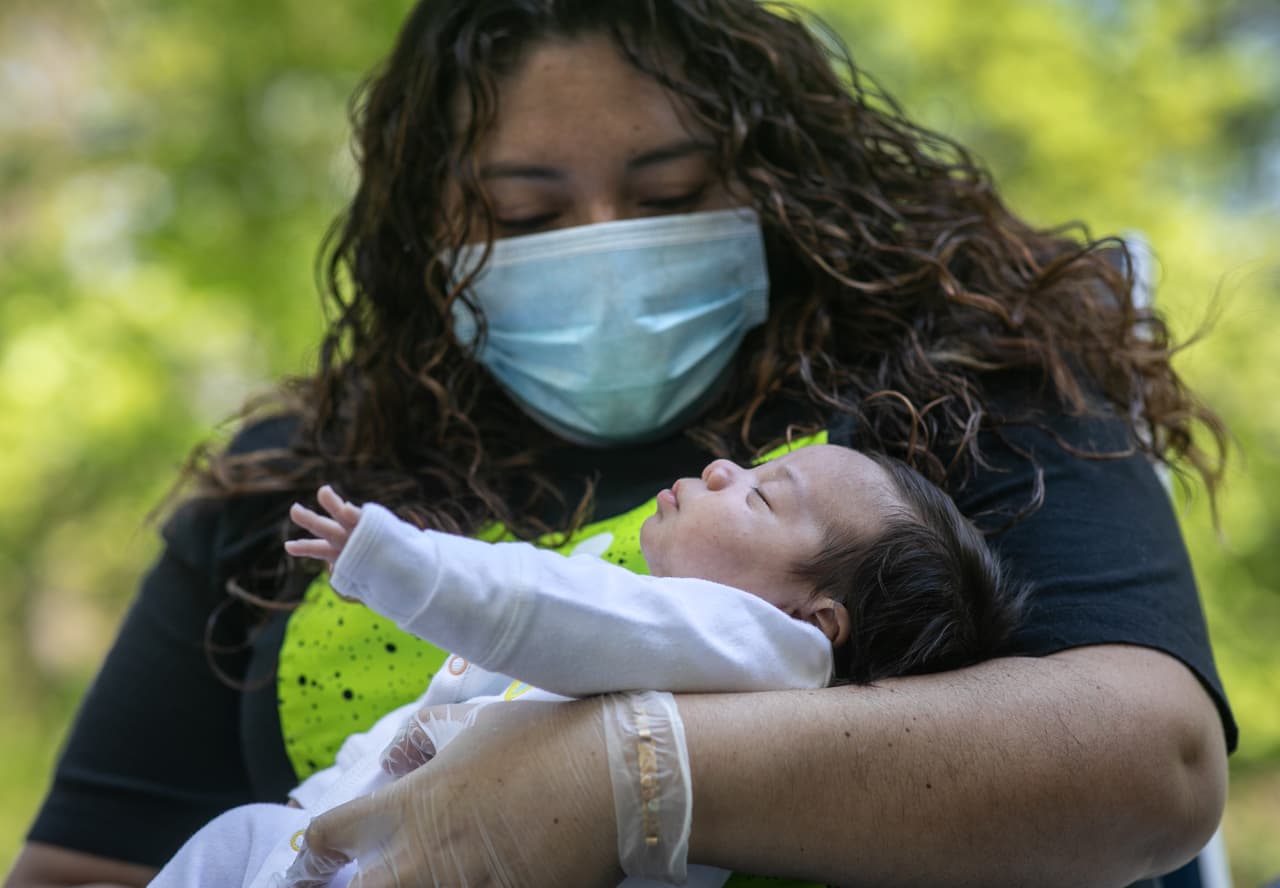 Es el caso de Zully, quien el 1 de abril del 2020, cuando tenía 8 meses de embarazo “fue hospitalizada por covid. El personal del Hospital Stamford la intubó y le practicó una cesárea de emergencia para salvar el bebé”, según la información del servicio Getty.