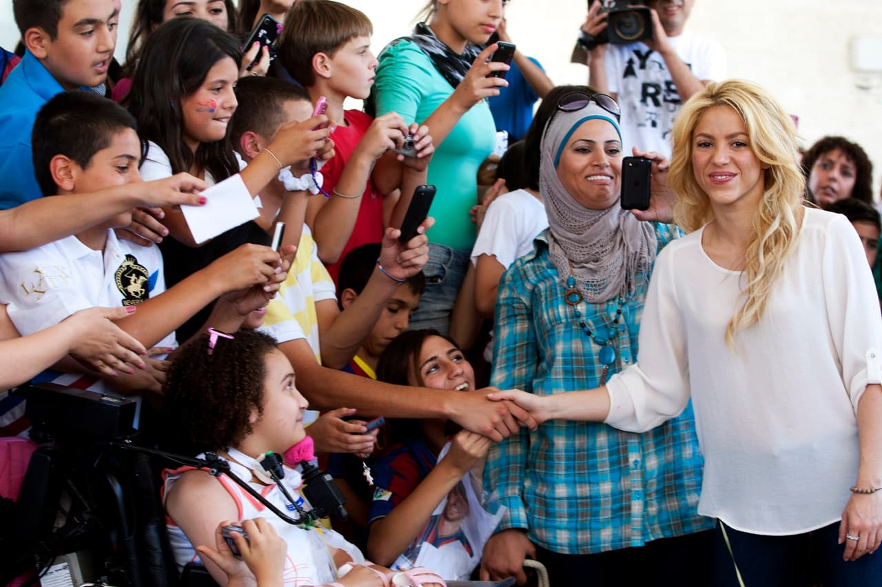 Shakira ha encontrado en su fama el mejor canal para llegar a ver logradas sus diversas labores altruistas, pero en las que hace más énfasis es en la ayuda a los niños.