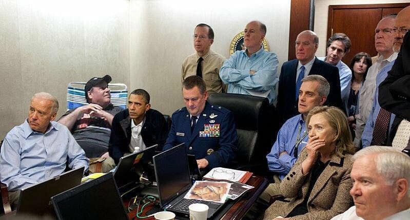 En este aparece participando de una de las reuniones más secretas que pueda tener un presidente: en el 'situation room'. Y se trata del famoso encuentro en el que el exmandatario Barack Obama y la ex secretaria de Estado Hillary Clinton son informados de la operación para capturar a Osama Bin Laden.