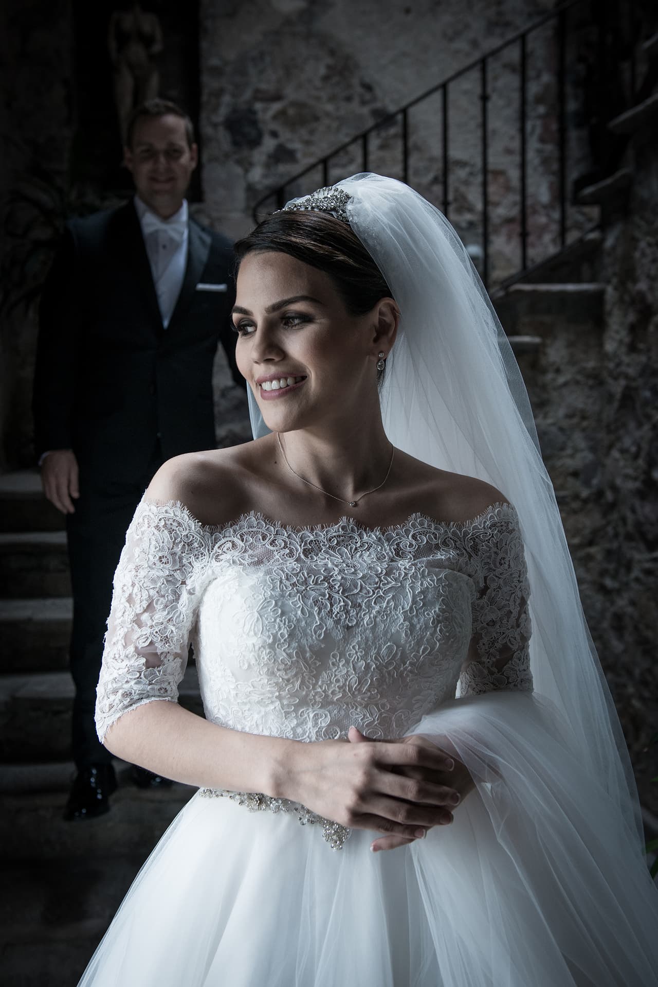 Karina Banda, presentadora de A Primera Hora, dio el sí en el altar. En una emotiva ceremonia religiosa, precedida por una colorida celebración por las calles de San Miguel de Allende en el estado de Guanajuato, México.