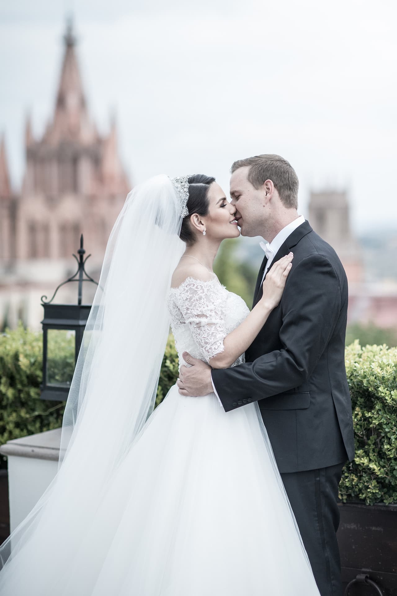 Karina Banda, presentadora de A Primera Hora, dio el sí en el altar. En una emotiva ceremonia religiosa, precedida por una colorida celebración por las calles de San Miguel de Allende en el estado de Guanajuato, México.