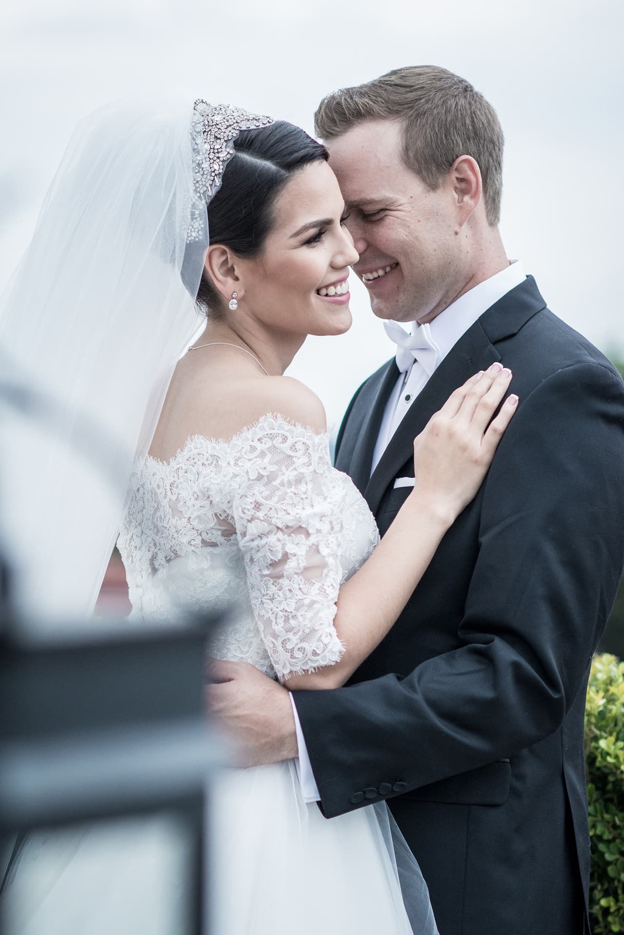 Karina Banda, presentadora de A Primera Hora, dio el sí en el altar. En una emotiva ceremonia religiosa, precedida por una colorida celebración por las calles de San Miguel de Allende en el estado de Guanajuato, México.