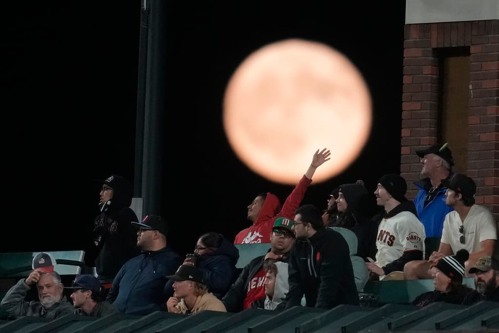 ¿Cuán grande y cerca se veía la luna? Esta imagen tomada en el
<b>Oracle Park, la casa de los Gigantes de San Francisco</b> en el Béisbol de las Grandes Ligas, permite tener una idea. Aún así, la atención de los fanáticos estaba mayormente puesta en el diamante, mientras su equipo se enfrentaba a los
<b>Medias Blancas de Chicago</b>.