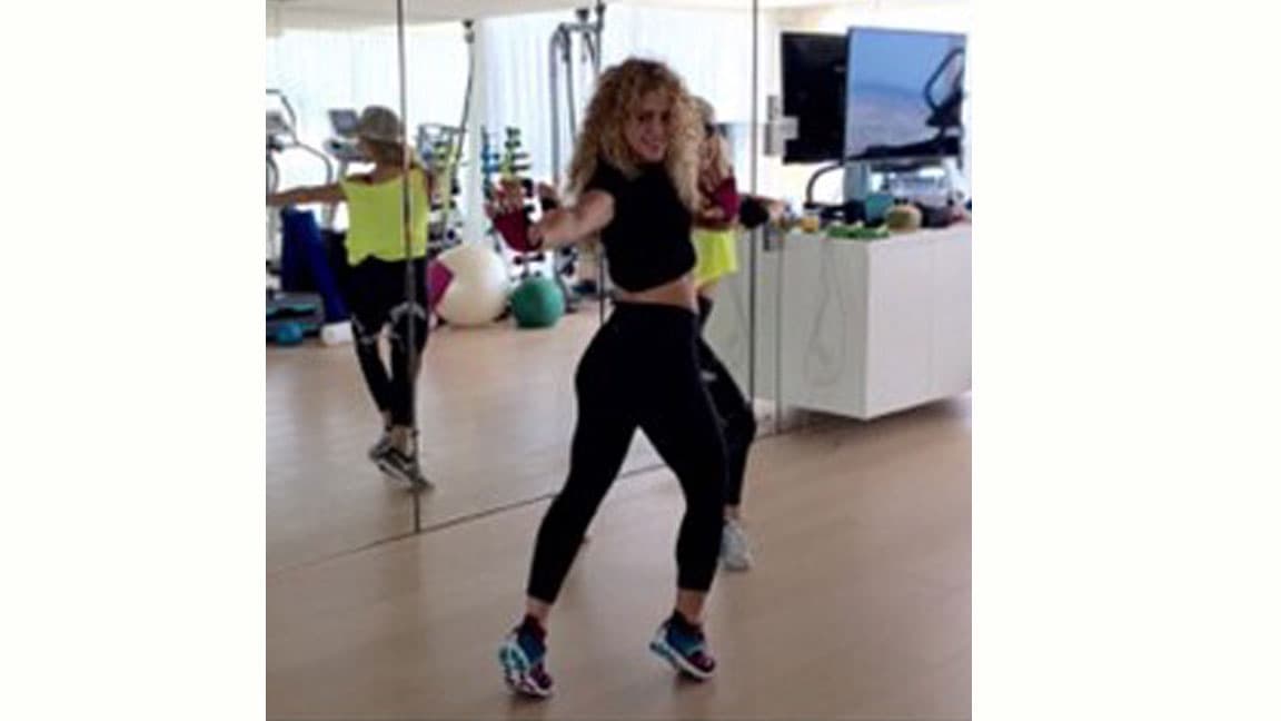 Aquí Shakira moviendo sus caderas a mil por hora y sudando la "gota gorda".