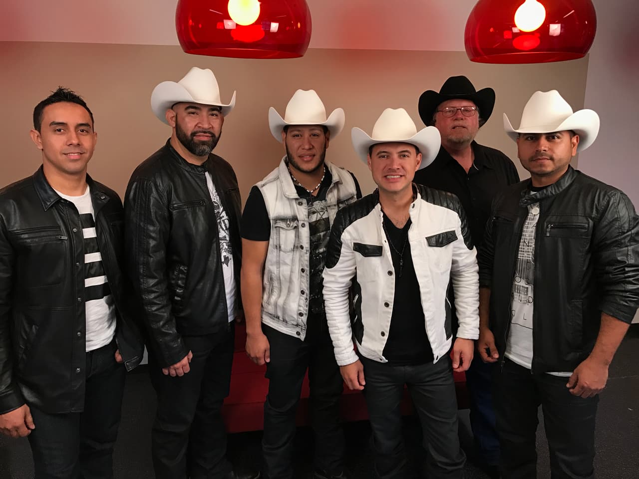 Los integrantes del grupo Ligado lucieron sus chamarras, camisas y tejanas en una combinación de blanco y negro.