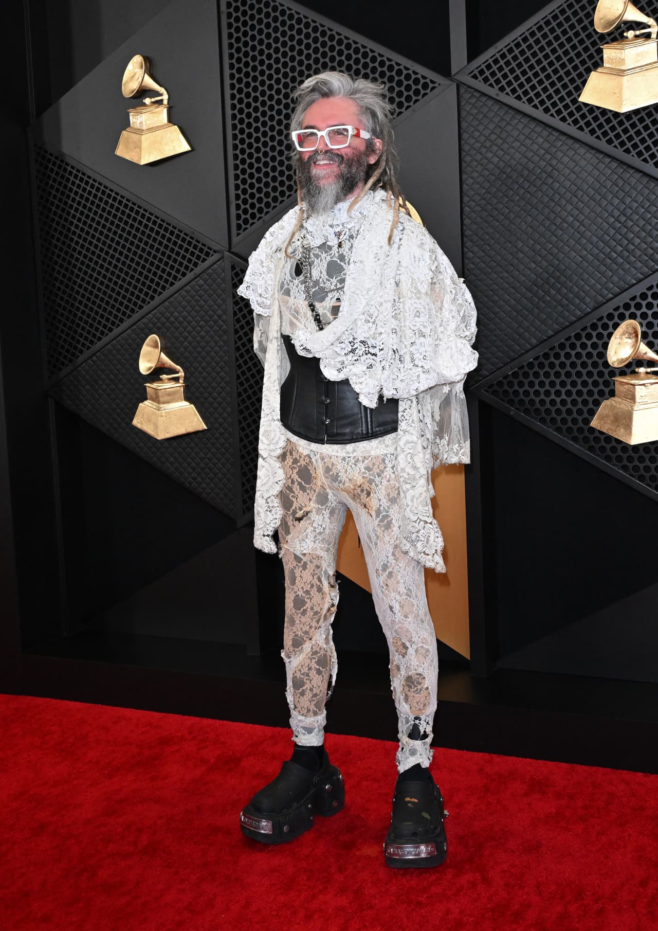 Shawn Everett llegó con este look a la 'red carpet'.