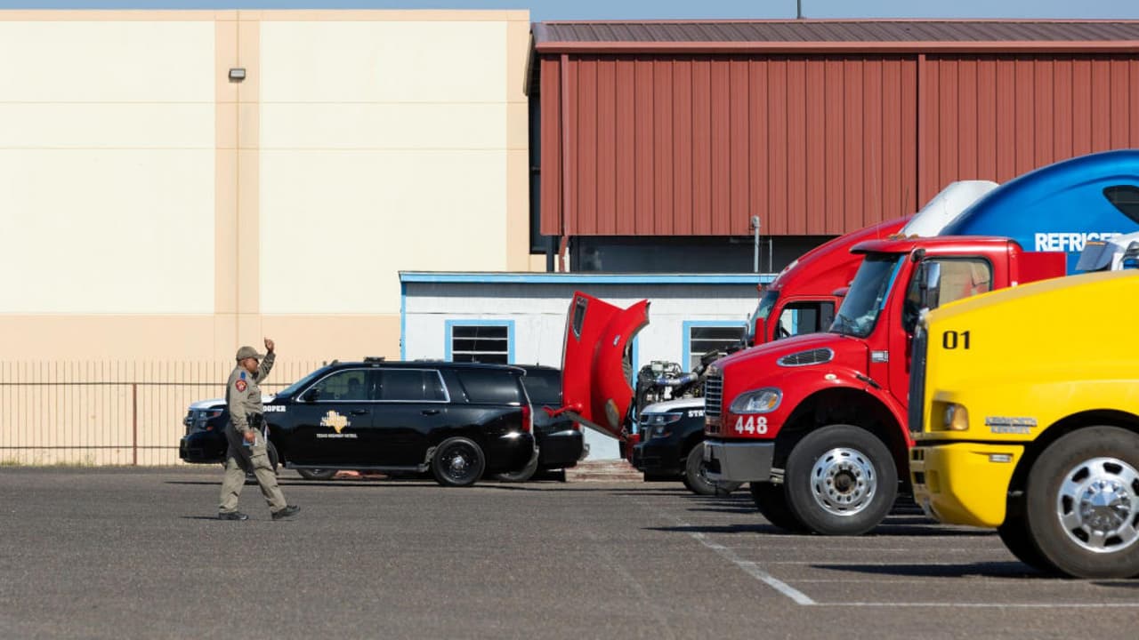 El panelista republicano Franklin Camargo asegura que la medida impuesta por el gobernador Greg Abbott “está ocasionando casi un colapso, pero sí hay algo muy cierto y es que en la frontera actualmente hay una crisis”. Entretanto, la analista demócrata Janelle Rodríguez afirma que la orden es “racista” y además puede ser nociva para los negocios de EEUU. 
<b><a target="_blank" href="https://vix.com/es-es/canales/channel-callsign-frequancy-News-24-7?utm_source=univision&utm_medium=internal_referral&utm_campaign=evergreen&utm_content=ed_news&utm_term=video&utm_keyword=0://vix.com/canales?utm_source=univision&utm_medium=internal_referral&utm_campaign=evergreen&ko_click_id=ko_otkowxz8qrv4944dd">Puedes ver más contenido gratis en ViX aquí.</a></b>