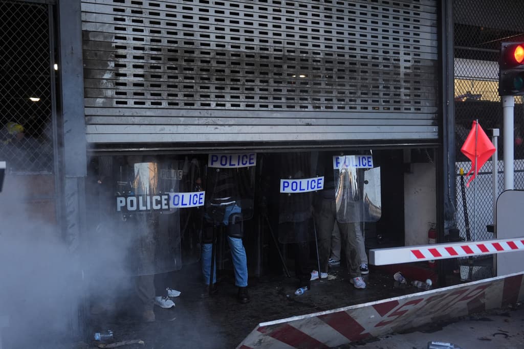 Las autoridades comenzaron a cerrar el perímetro alrededor del edificio federal.
