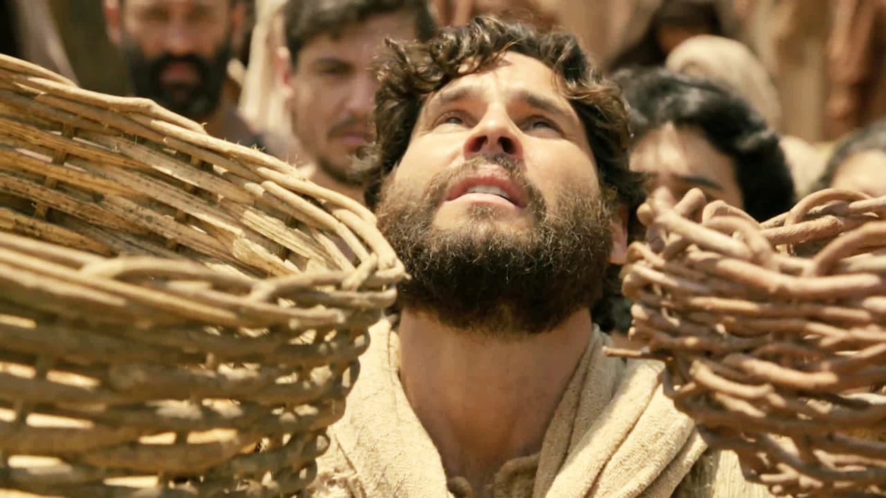 Miles de fieles llegaron ante el hijo de Dios al saber de sus milagros. Al verlos hambrientos y con poca comida para alimentarlos, Jesús 
<b>multiplicó tres panes y dos peces</b>.