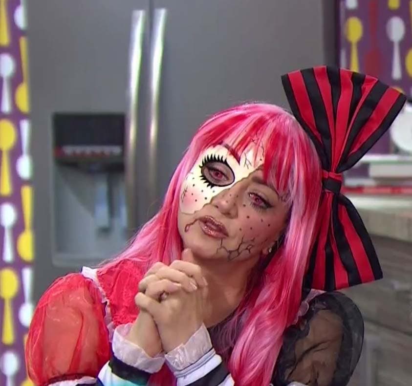 <b>Andrea Legarreta</b> fue una bella muñeca de porcelana rota. El maquillaje, el color de su vestuario y ese enorme moño nos dejaron maravillados.