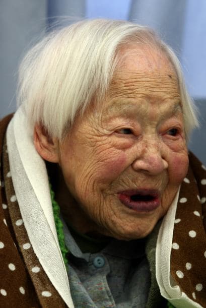 Y aunque parece que la señora Okawa no está revelando algo inédito, resulta difícil entender que estas tres acciones cotidianas pueden llevarte a una vida más larga y feliz, sin embargo así es.