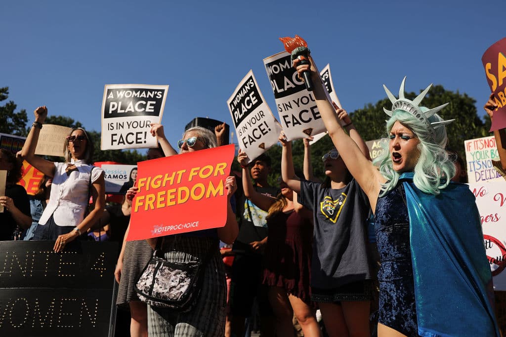 Decenas de manifestantes llegaron a la plaza de Foley Square, en Manhattan, para decir No a la nominación de Brett Kavanaugh, por sus ideas conservadoras contra el aborto y otros temas.
<br>