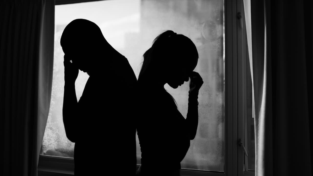 Pareja de Simi Valley arrestada por tráfico laboral y explotación de inmigrantes latinos en EE.UU.