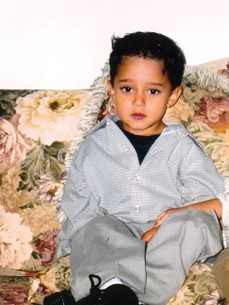 Tiene tres perritos, le gusta coleccionar pulseras y collares y su deporte favorito es el fútbol.