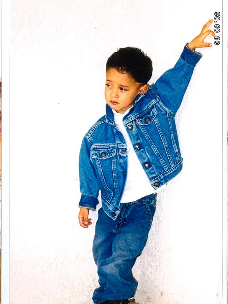 Tiene tres perritos, le gusta coleccionar pulseras y collares y su deporte favorito es el fútbol.