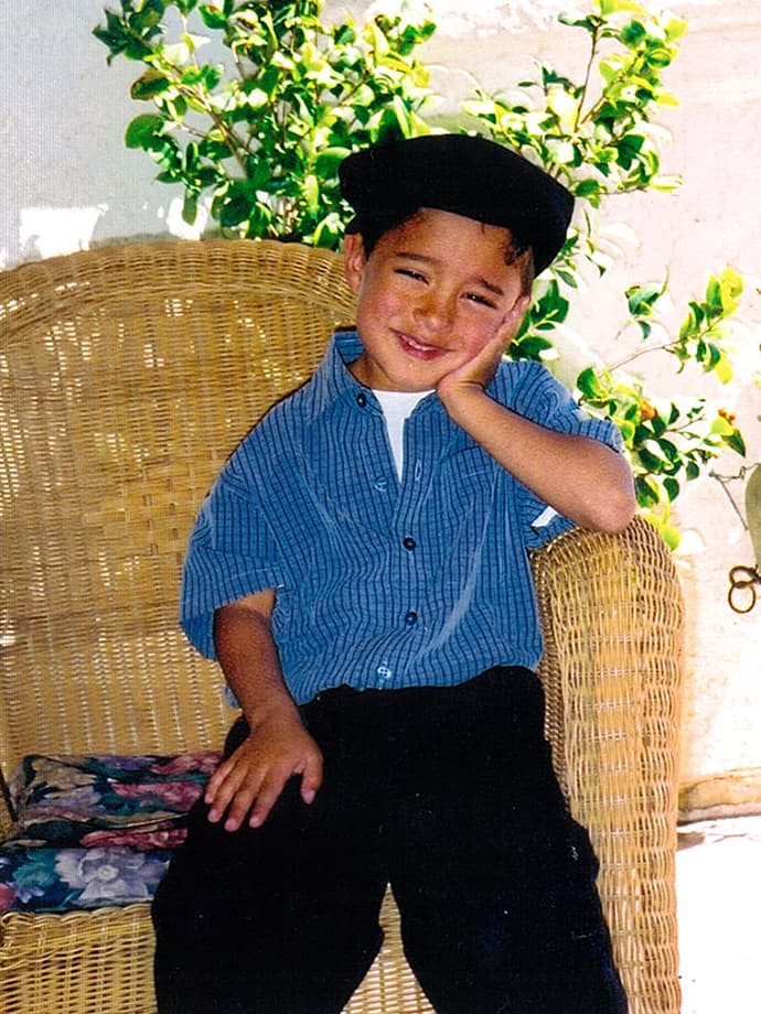 Tiene tres perritos, le gusta coleccionar pulseras y collares y su deporte favorito es el fútbol.