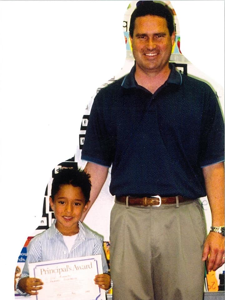 Tiene tres perritos, le gusta coleccionar pulseras y collares y su deporte favorito es el fútbol.