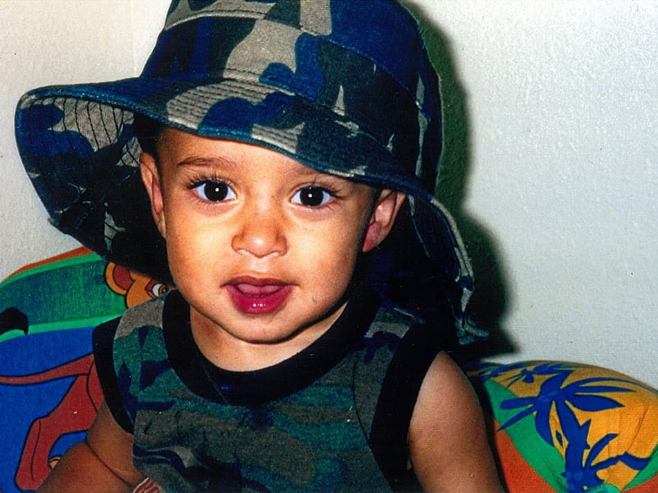 Tiene tres perritos, le gusta coleccionar pulseras y collares y su deporte favorito es el fútbol.