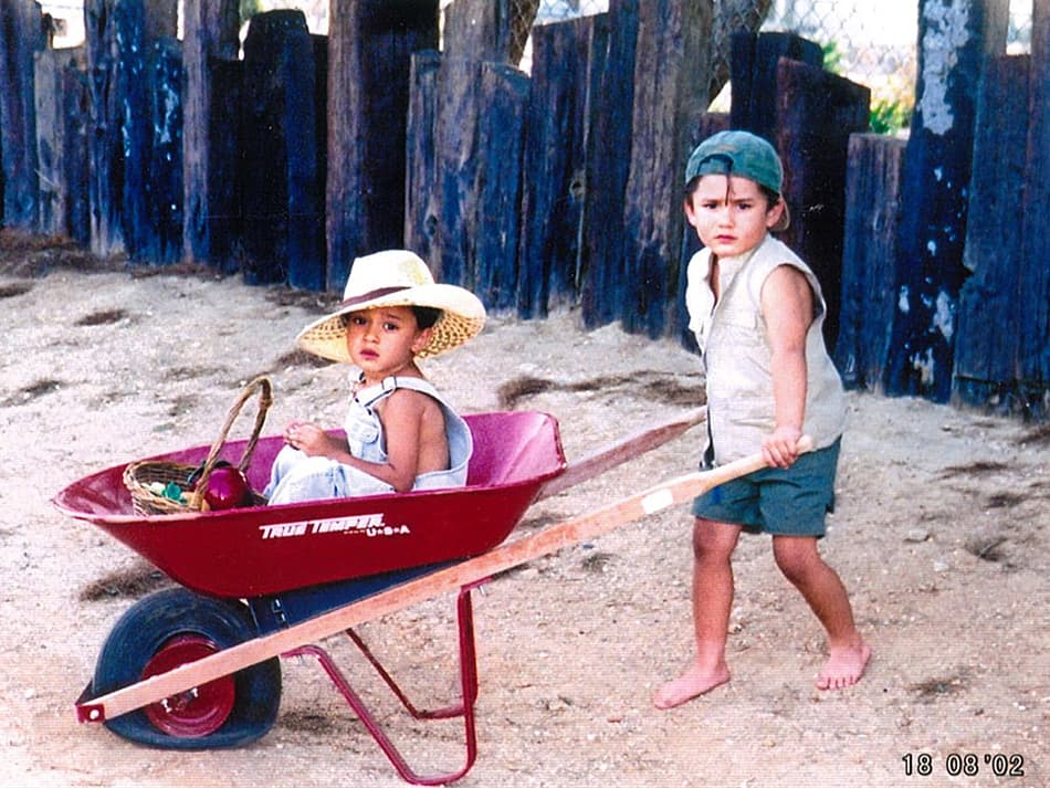 Tiene tres perritos, le gusta coleccionar pulseras y collares y su deporte favorito es el fútbol.