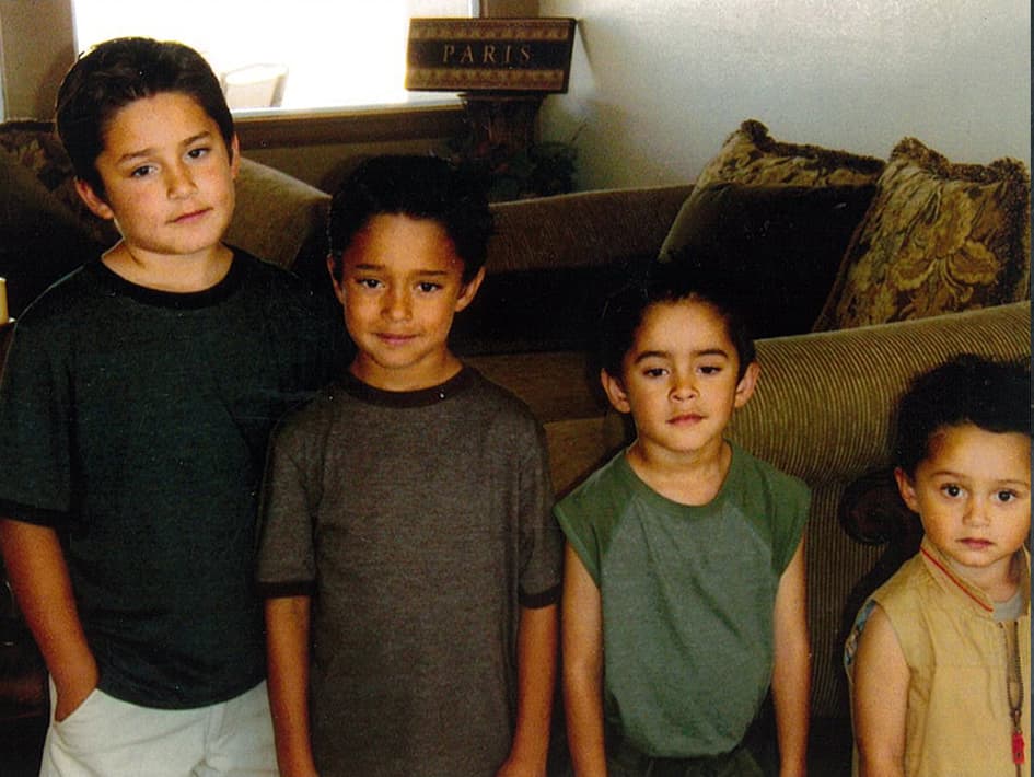 Tiene tres perritos, le gusta coleccionar pulseras y collares y su deporte favorito es el fútbol.