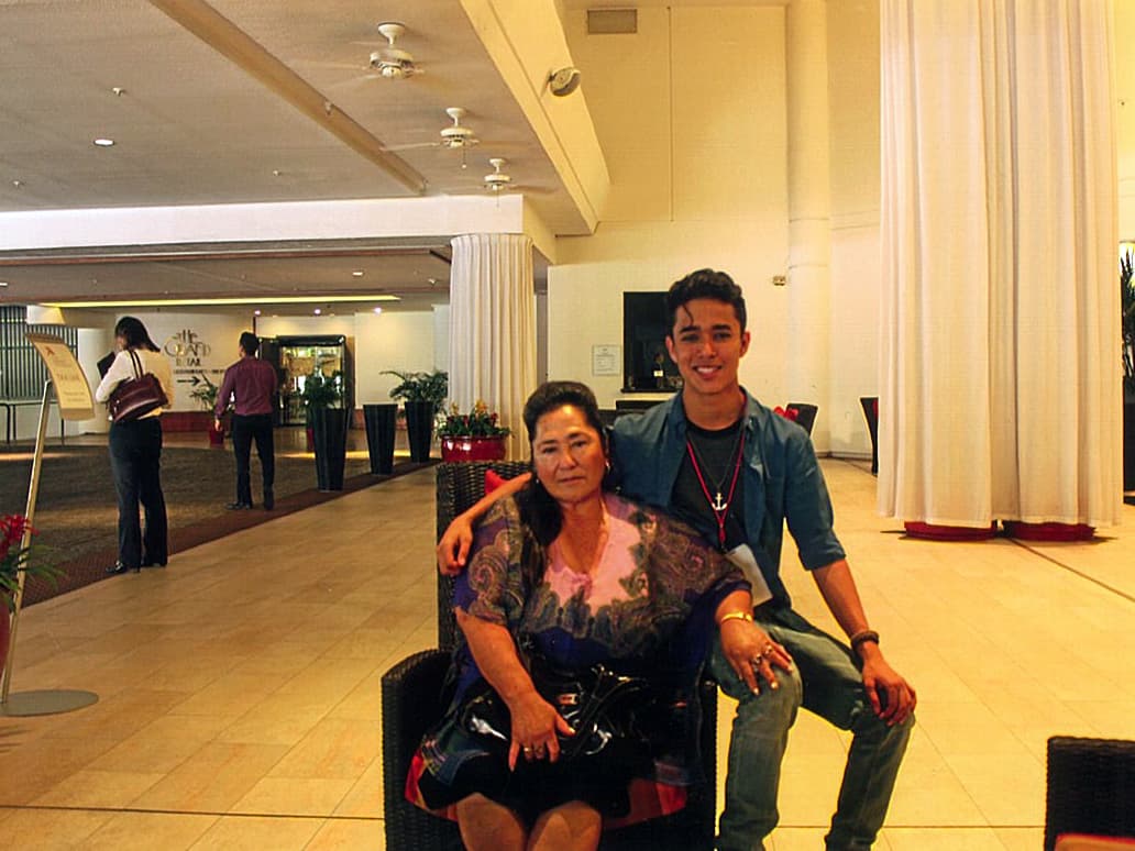 Tiene tres perritos, le gusta coleccionar pulseras y collares y su deporte favorito es el fútbol.