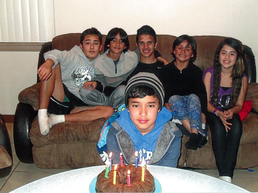 Tiene tres perritos, le gusta coleccionar pulseras y collares y su deporte favorito es el fútbol.