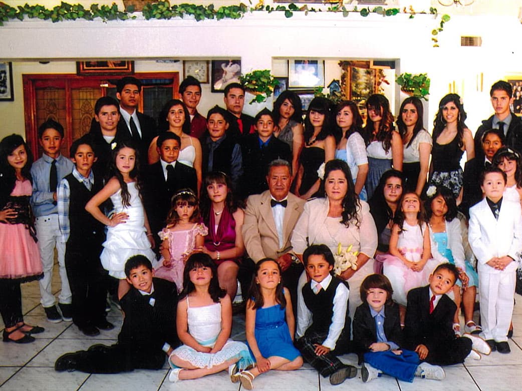 Tiene tres perritos, le gusta coleccionar pulseras y collares y su deporte favorito es el fútbol.