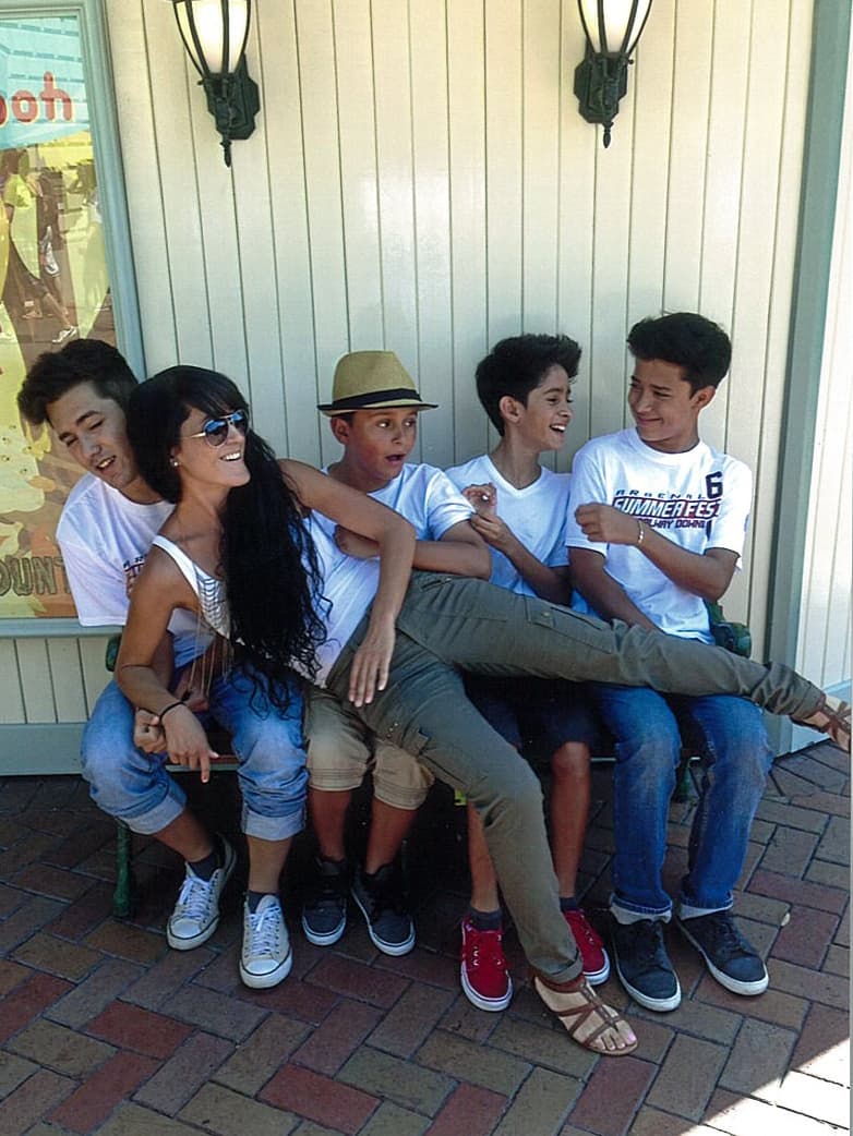 Tiene tres perritos, le gusta coleccionar pulseras y collares y su deporte favorito es el fútbol.